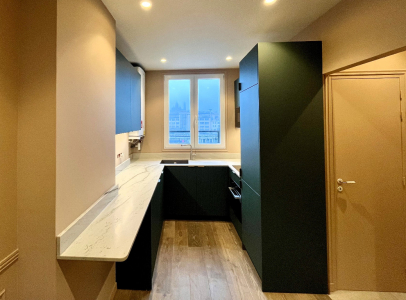Cuisine sur mesure Paris 10e avec granit Mont Blanc et façades polymère vert satiné