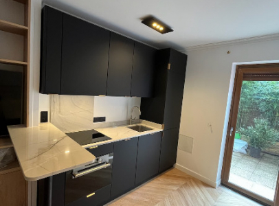 Cuisine équipée noire avec plan de travail en granit White Macaubas à Vincennes
