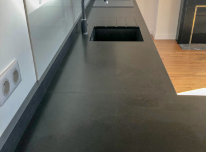 Plan de travail sur mesure en granit noir avec retour 