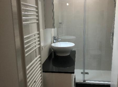 Mini salle de bain parisienne refaite à neuf