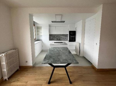 Cuisine ouverte sur mesure avec plans de travail et table en granit Paris 8e