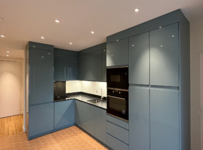 Cuisine ouverte sur mesure avec plans de travail en granit Paris 11e