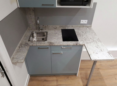 Kitchenette sur mesure Vert Fjord et granit en U  Paris 20e