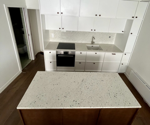 Plan de travail en granit Pitaya réalisé à Paris 18e