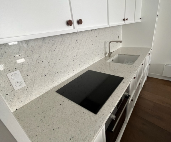 Plan de travail en granit Pitaya réalisé à Paris 18e