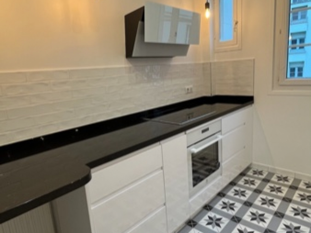 Cuisine sur mesure Polymère Blanc Brillant et granit noir poli