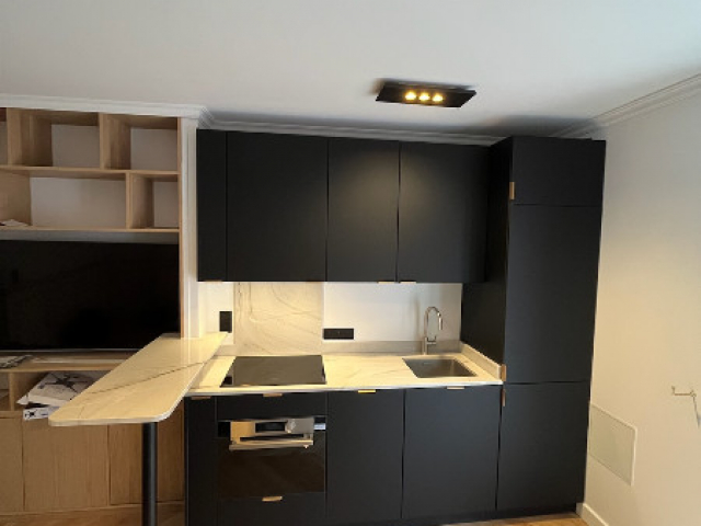 Cuisine équipée noire avec plan de travail en granit White Macaubas à Vincennes