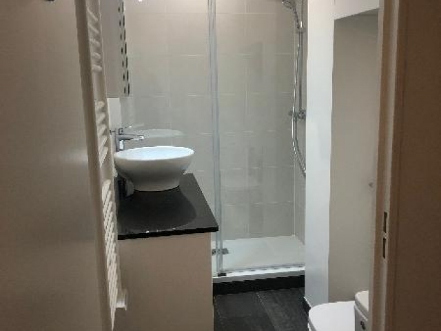 Mini salle de bain parisienne refaite à neuf