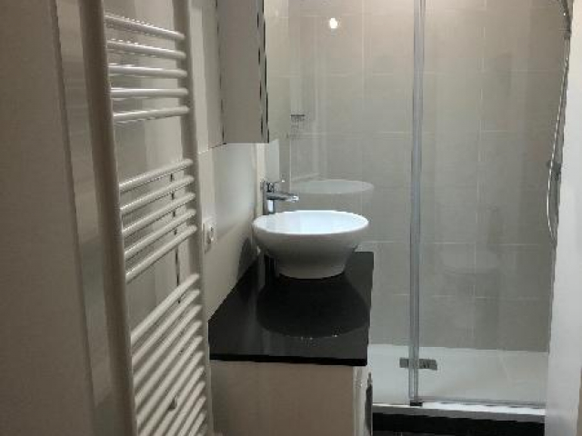 Mini salle de bain parisienne refaite à neuf