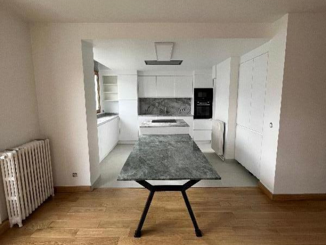 Cuisine ouverte sur mesure avec plans de travail et table en granit Paris 8e
