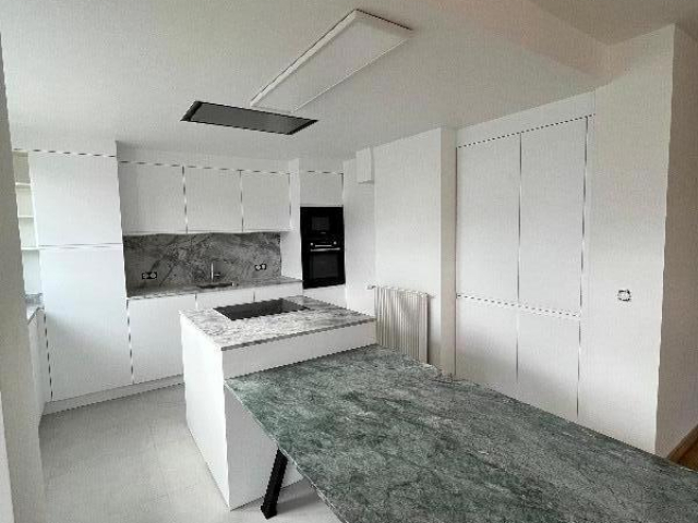 Cuisine ouverte sur mesure avec plans de travail et table en granit Paris 8e