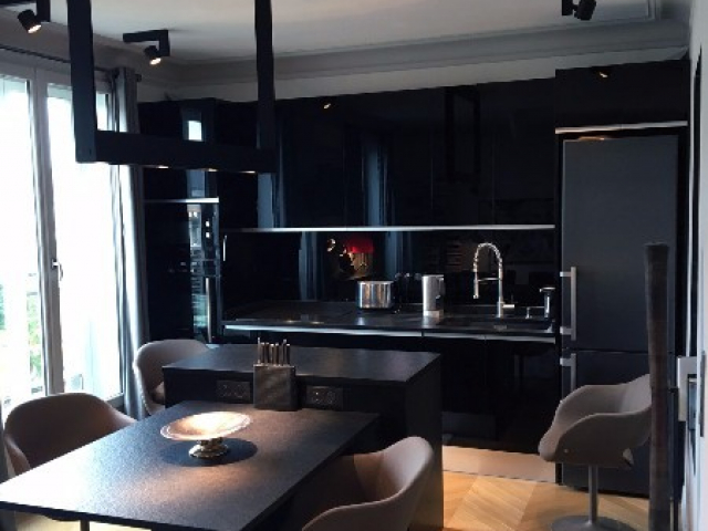 Cuisine avec Ilot central total look black