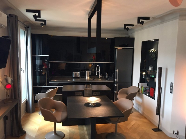 Cuisine avec Ilot central total look black