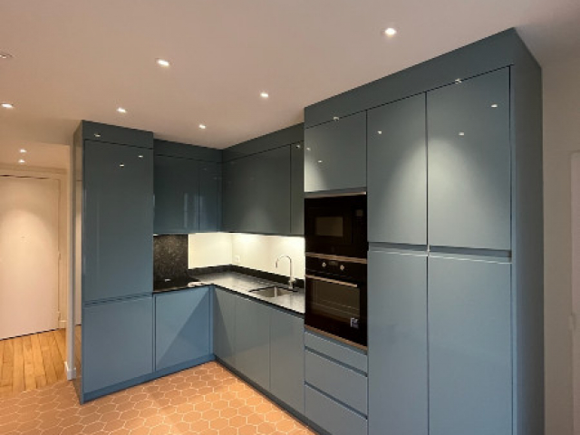Cuisine ouverte sur mesure avec plans de travail en granit Paris 11e