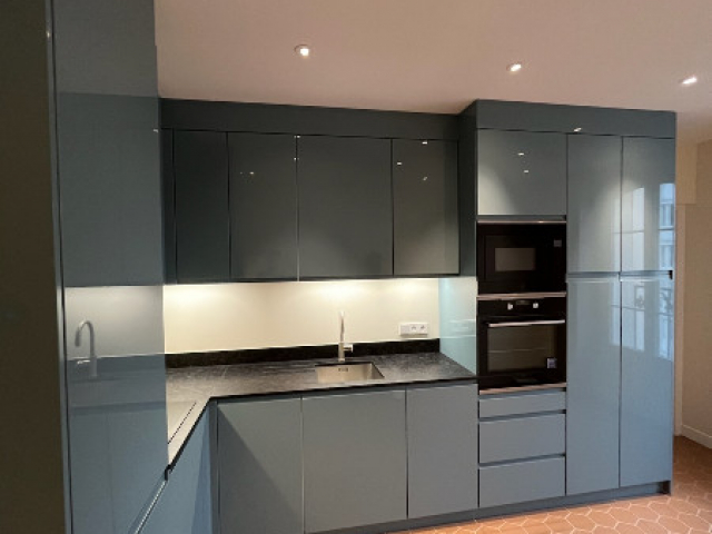 Cuisine ouverte sur mesure avec plans de travail en granit Paris 11e