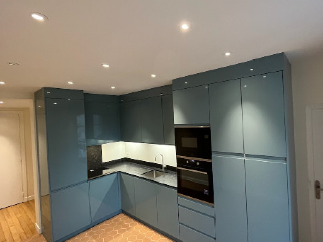 Cuisine ouverte sur mesure avec plans de travail en granit Paris 11e