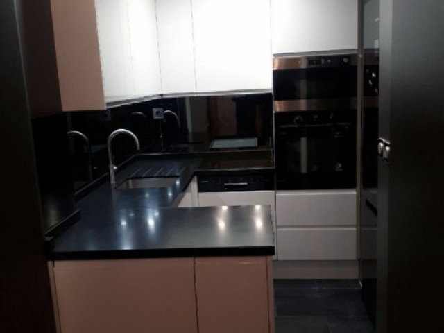 Cuisine en U 180X160 sur mesure avec plan en granit