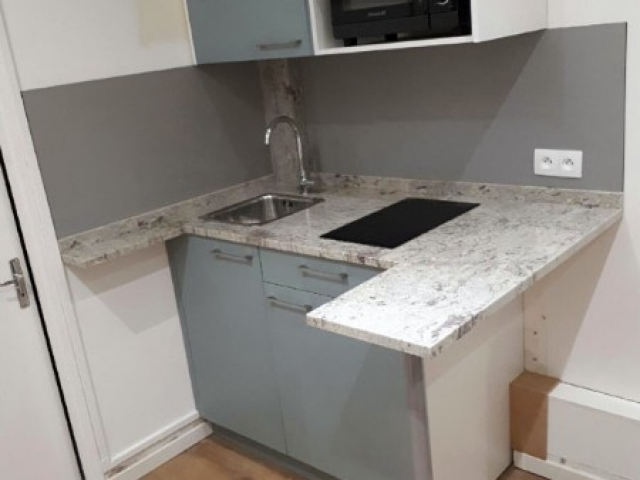 Kitchenette sur mesure Vert Fjord et granit en U  Paris 20e