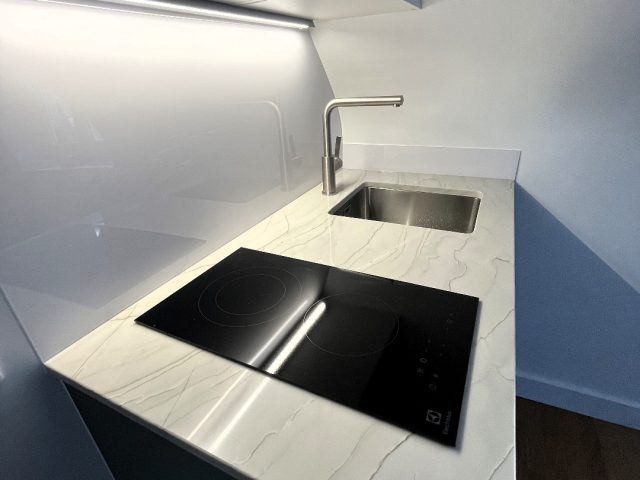 Kitchenette sur mesure granit Mont Blanc et façades vertes Paris 4e