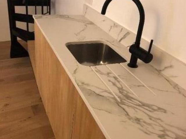 Plan de travail cuisine en Dekton couleur AURA 15 adouci