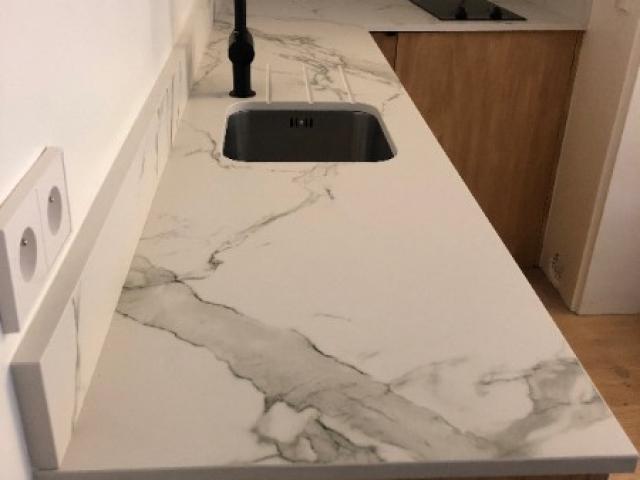 Plan de travail cuisine en Dekton couleur AURA 15 adouci