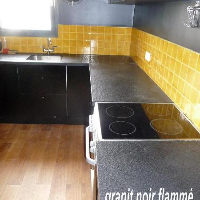 Granit noir flammé