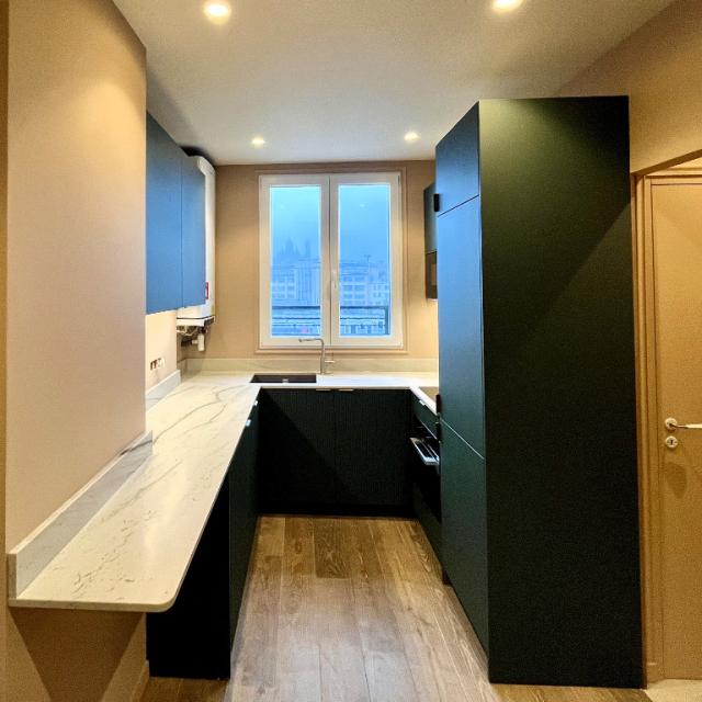 Cuisine sur mesure Paris 10e avec granit Mont Blanc et façades polymère vert satiné Cuisine sur mesure Paris 10e avec granit Mont Blanc et façades polymère vert satiné