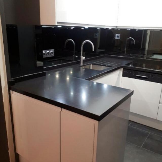 Cuisine en U 180X160 sur mesure avec plan en granit