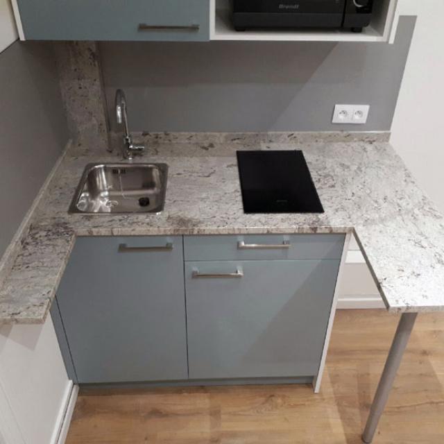 Kitchenette sur mesure Vert Fjord et granit en U  Paris 20e