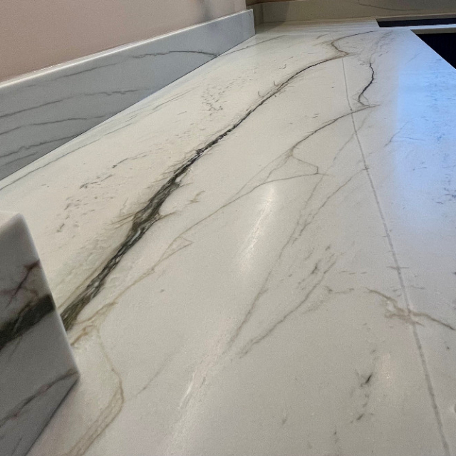 Plan de travail Quartzite Mont Blanc adouci sur mesure Paris 10