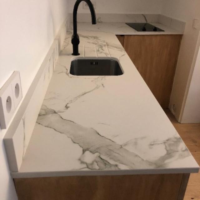 Plan de travail cuisine en Dekton couleur AURA 15 adouci