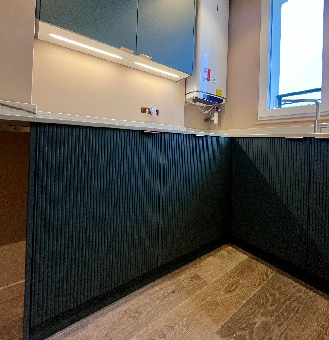 Cuisine sur mesure Paris 10e avec granit Mont Blanc et façades polymère vert satiné Cuisine sur mesure Paris 10e avec granit Mont Blanc et façades polymère vert satiné