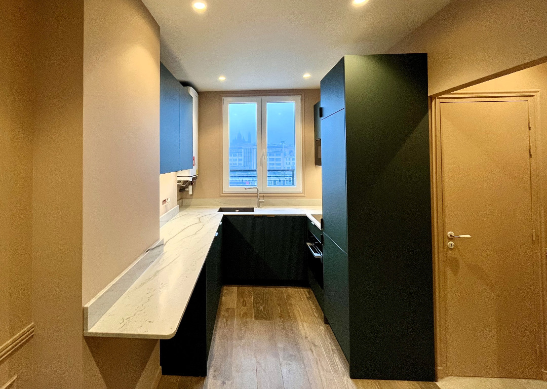 Cuisine sur mesure Paris 10e avec granit Mont Blanc et façades polymère vert satiné Cuisine sur mesure Paris 10e avec granit Mont Blanc et façades polymère vert satiné